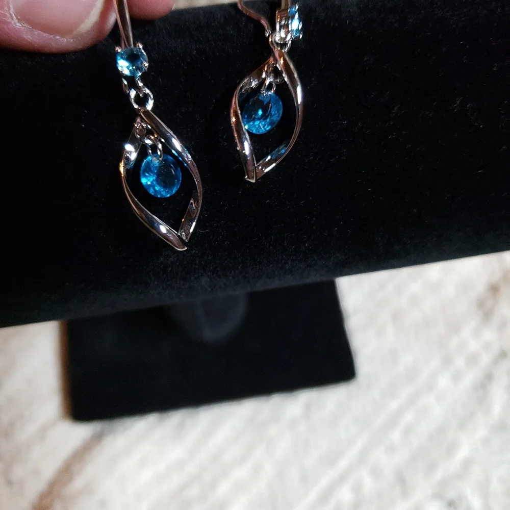 Dangling Earrings - Picture 2 of 4